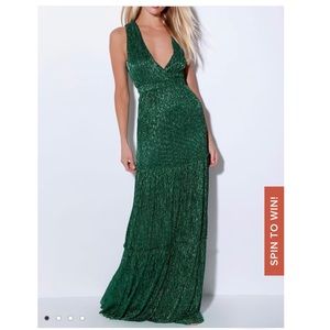 NWT Glamorous Emerald Green Gown from Lulus 👗 💕